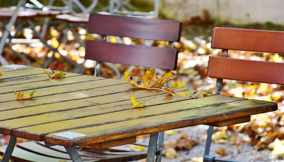 Jak przygotować drewniane meble ogrodowe na nadejście zimy?