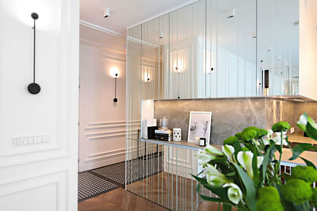 W eleganckim warszawskim mieszkaniu zaprojektowanym przez pracownię Make It Yours nie zabrakło nawiązań do stylistyki art déco.