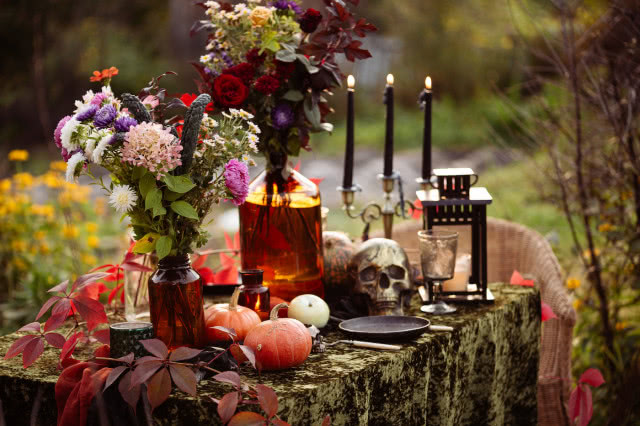 Dekoracja stołu w ogrodzie na Halloween