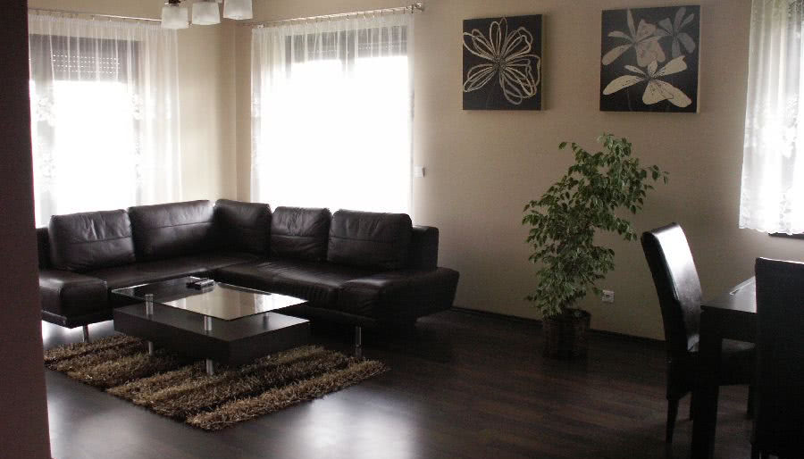 Jak rozjaśnić aranżację salonu