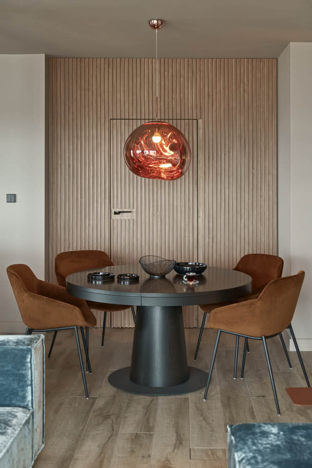 okrągły czarny stół