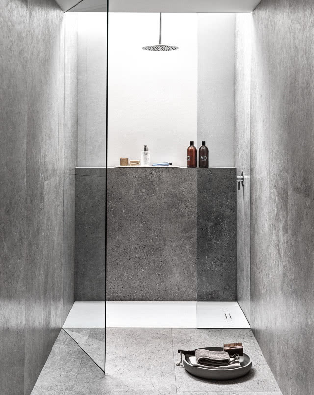 Subtelne kontury na powierzchni brodzika sprawiają, że Geberit Sestra idealnie imituje naturalny kamień
i zabezpiecza przed poślizgnięciem się pod prysznicem. Odpowiada za to solidny, odporny na uszkodzenia materiał, z jakiego go wykonano: przyjemnie ciepła w dotyku mieszanka mineralnego proszku 
i syntetycznej żywicy. 
www.geberit.pl 