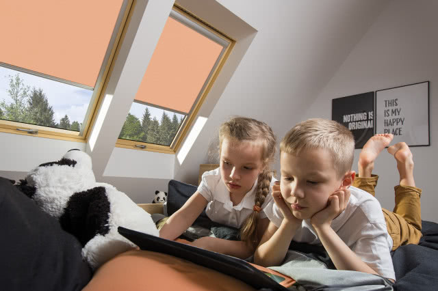 Roleta do okna dachowego w kolorze roku Instytutu Pantone 2024 zapewni oryginalny wystrój pomieszczenia.