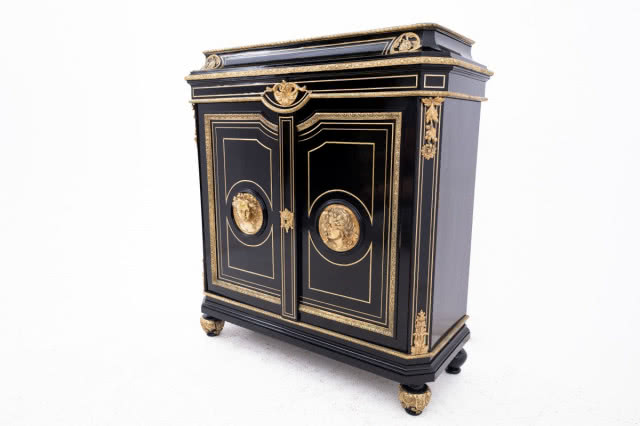 ukazana z boku, czarna ze złotymi okuciami