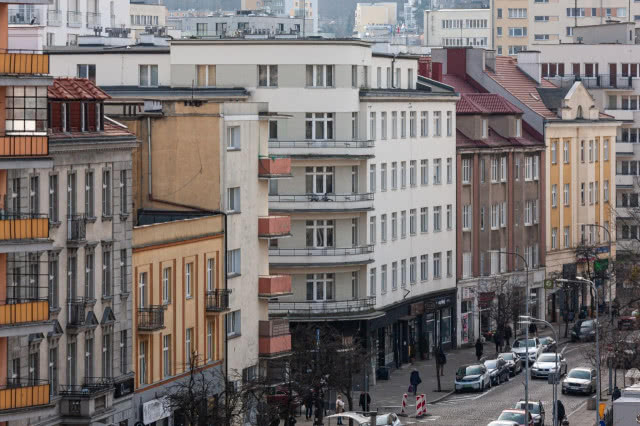 widok na biały budynek
