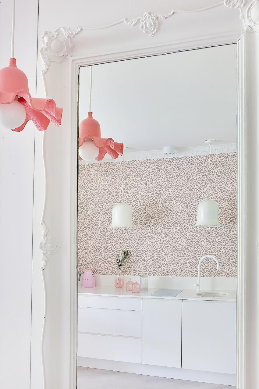 Duże lustro z ciekawą
ramą to pamiątka po...