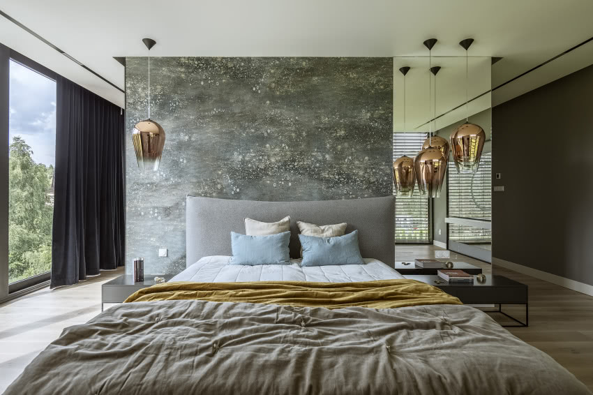 W głównej sypialni imponujące wrażenie robią...