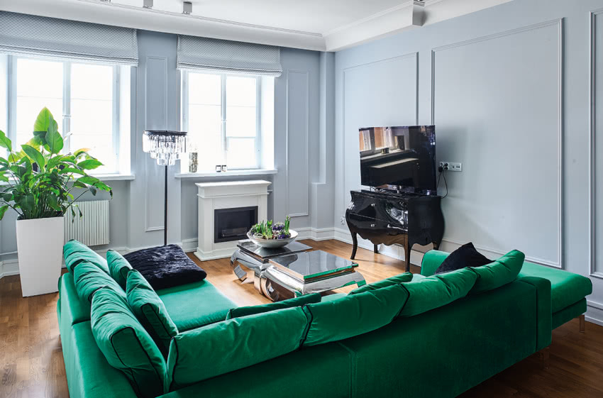 Butikowe mieszkanie i szmaragdowa sofa