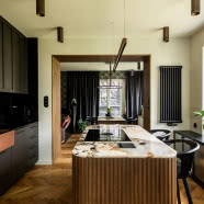 Forniry, kamienie, tapety i tkaniny - bogactwo faktur na 80 m2 w Gdyni