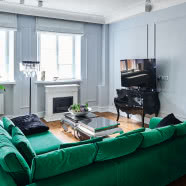 Butikowe mieszkanie i szmaragdowa sofa