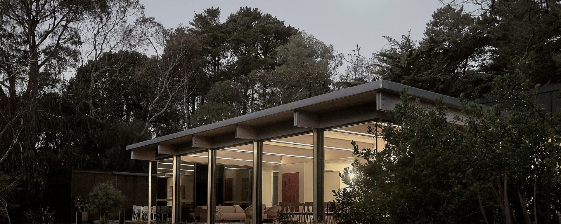 Ten dom przypomina pawilon ze szkła! Powstał w Australii w duchu modernizmu