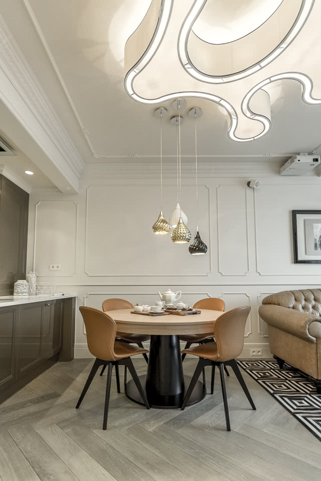 Okrągły stół w jadalni