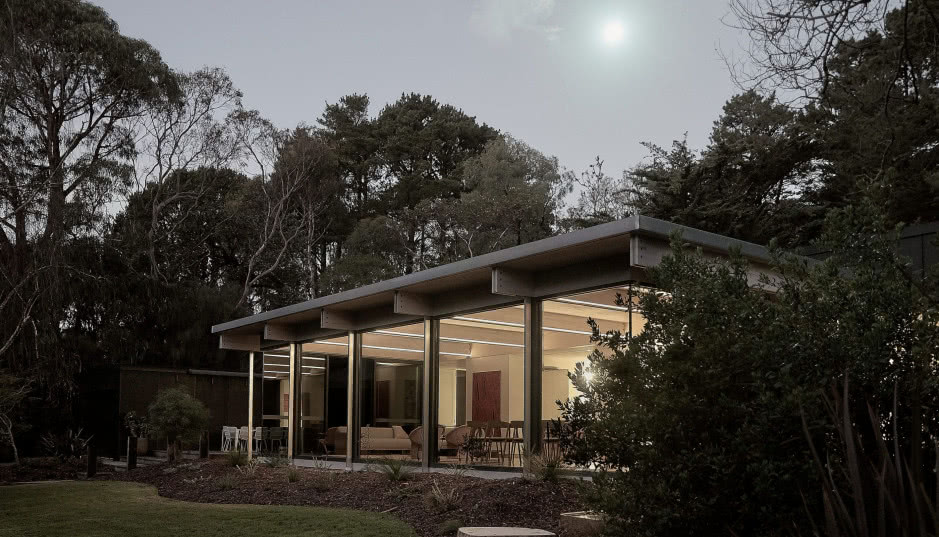 Ten dom przypomina pawilon ze szkła! Powstał w Australii w duchu modernizmu