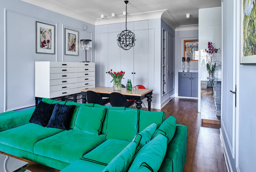 Butikowe mieszkanie i szmaragdowa sofa