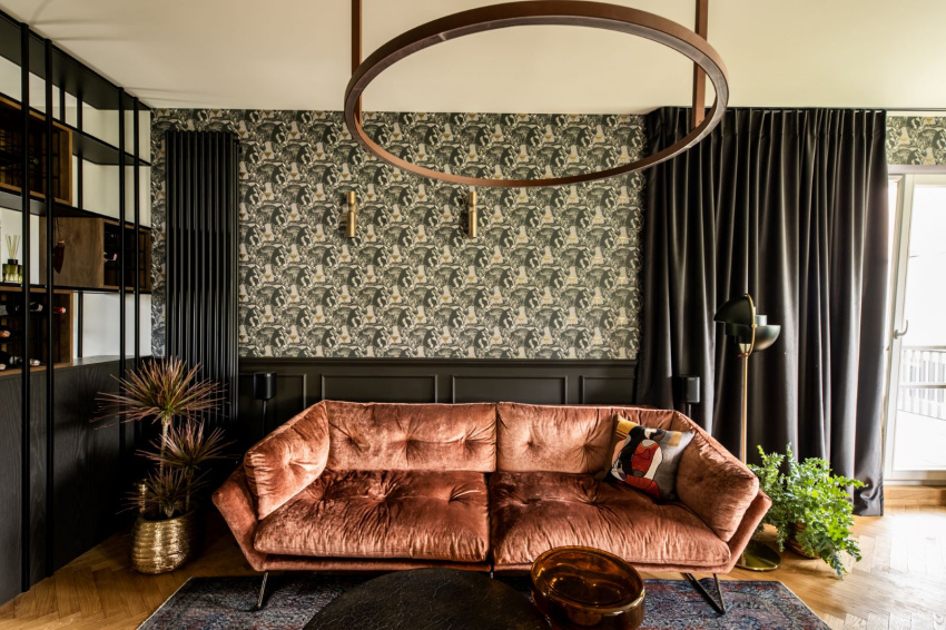 Welurowa sofa Saba Italia w odcieniu ciepłego...