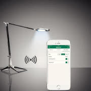 Port USB w podstawie lampy ułatwia ładowanie...