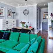 Butikowe mieszkanie i szmaragdowa sofa
