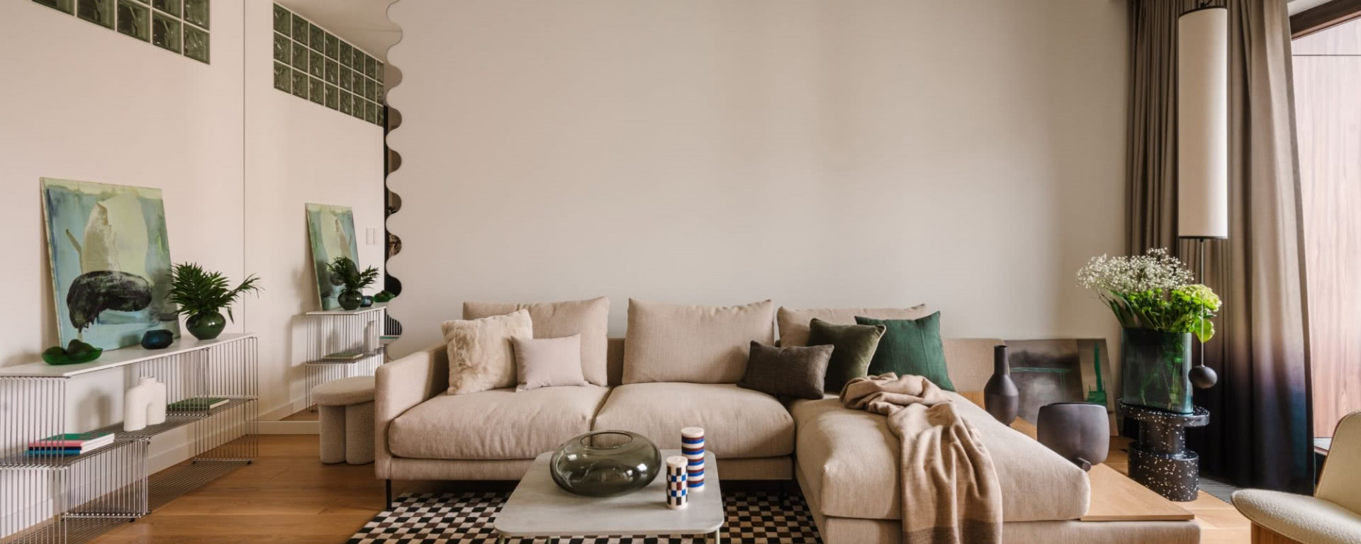 80-metrowe mieszkanie w Warszawie z twistem. Luksfery, zieleń, faliste lustro