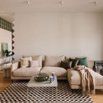 80-metrowe mieszkanie w Warszawie z twistem. Luksfery, zieleń, faliste lustro