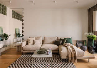 80-metrowe mieszkanie w Warszawie z twistem. Luksfery, zieleń, faliste lustro