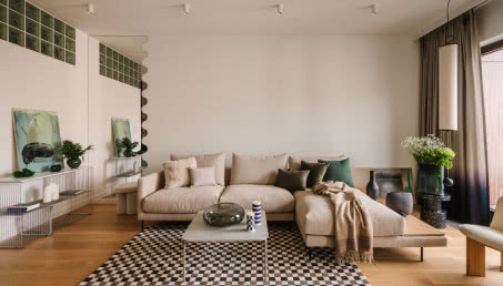 80-metrowe mieszkanie w Warszawie z twistem. Luksfery, zieleń, faliste lustro