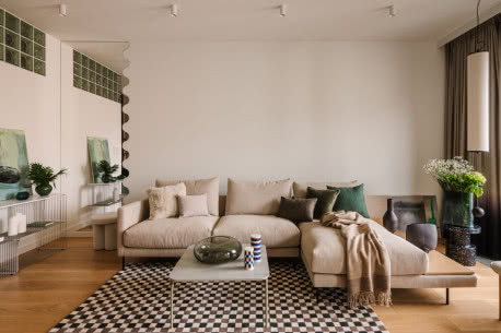 80-metrowe mieszkanie w Warszawie z twistem. Luksfery, zieleń, faliste lustro