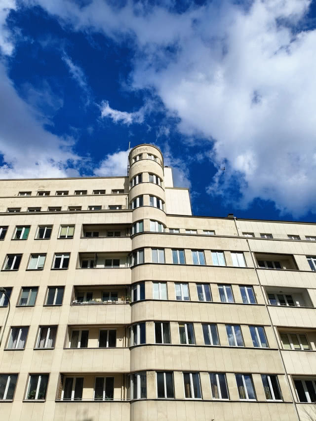 zbliżenie na budynek ujęty z pozycji żaby
