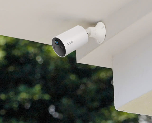 TP-Link Tapo C410 to zewnętrzna kamera  zasilana bateryjnie. Pełne naładowanie  akumulatorów pozwala nawet na 180 dni pracy. Urządzenie do prawidłowego działania  potrzebuje jedynie sieci WiFi. TP-LINK