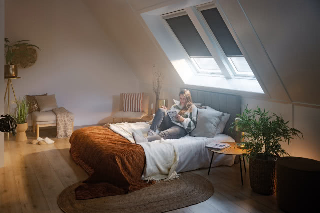 Elegancka, matowa tkanina rolety ARF ze spodnią srebrną powłoką skutecznie zaciemnia pomieszczenie i chroni je przed nadmierną ekspozycją na promieniowanie UV.