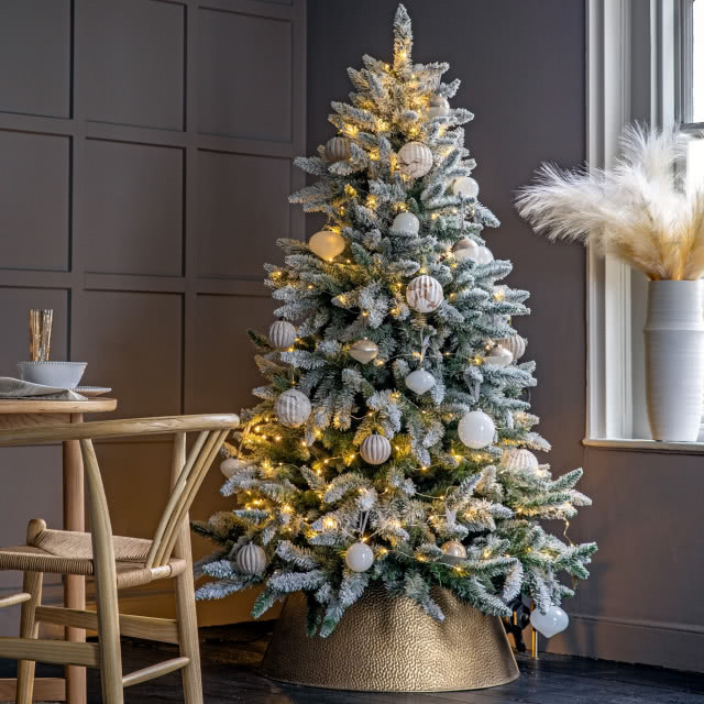 choinka na złotym stojaku