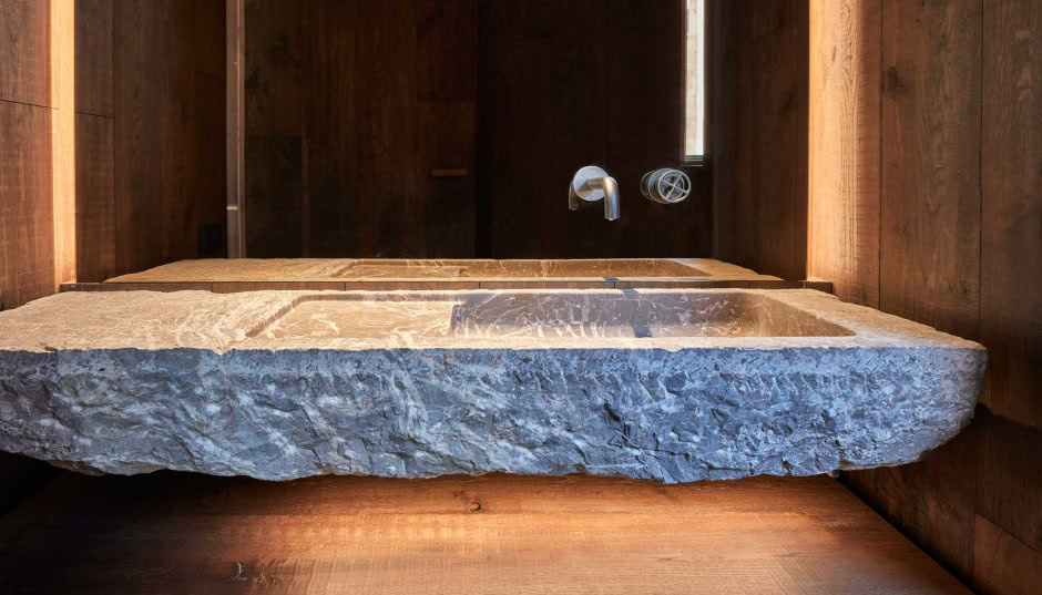 Kamienne umywalki i wanny, czyli meble z natury