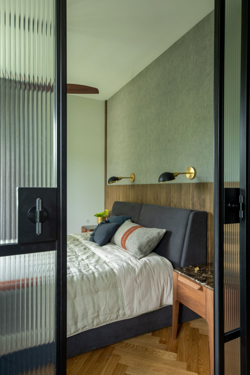 Ściany sypialni wykończono tkaninową tapetą,...