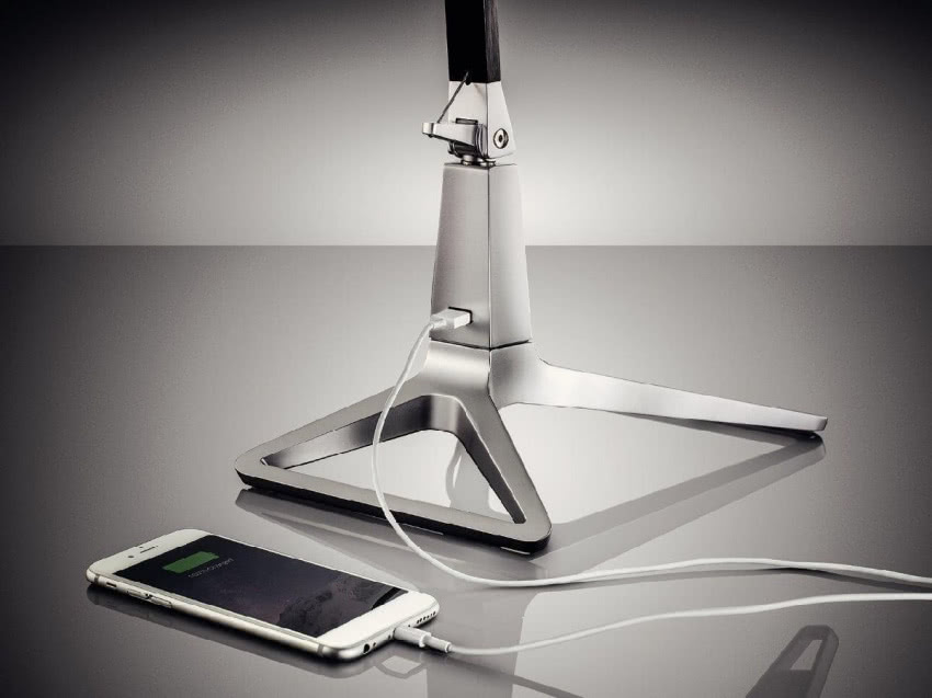 Port USB w podstawie lampy ułatwia ładowanie...