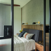 Welurowa sofa Saba Italia w odcieniu ciepłego...