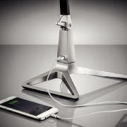 Port USB w podstawie lampy ułatwia ładowanie...