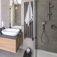 Kojące odcienie szarości w mieszkaniu