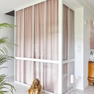 Pudrowe mieszkanie projektantki