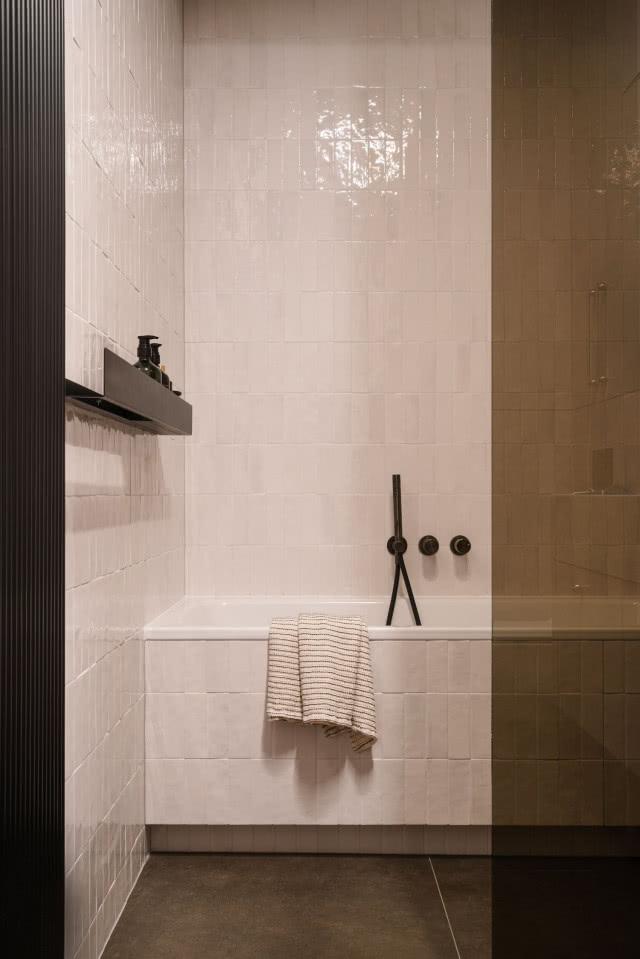 błyszczące białe płytki w łazience