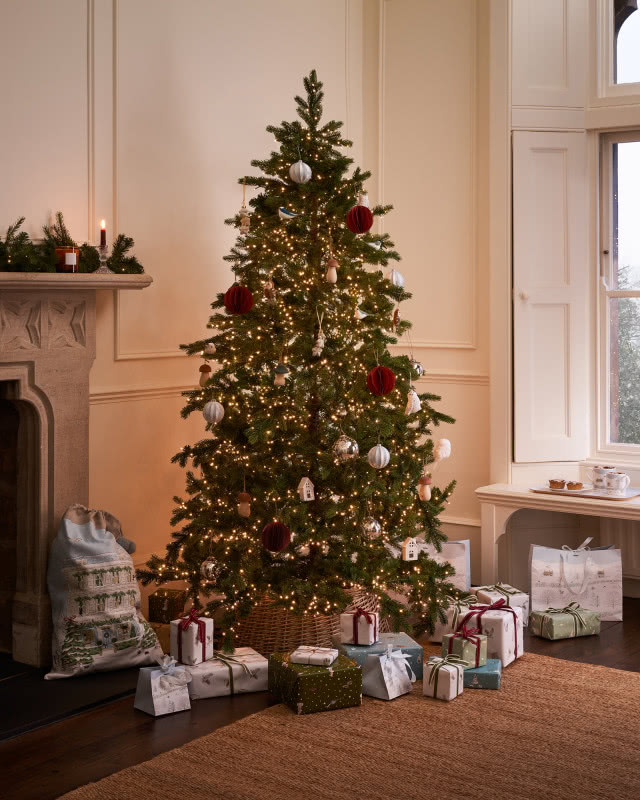 choinka na tle kominka