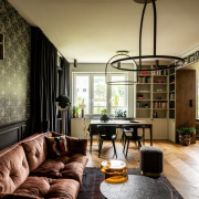 Welurowa sofa Saba Italia w odcieniu ciepłego...