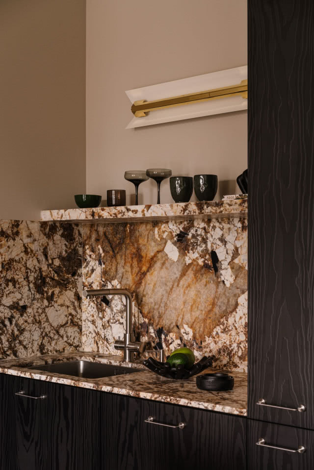 kwarc na ścianie w kuchni i blacie