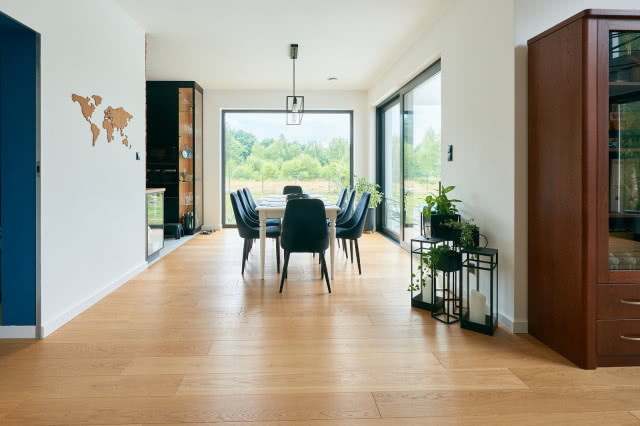 Podłogi, które definiują przestrzeń. Jak wybrać idealne rozwiązanie dla Twojej strefy dziennej