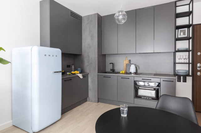 Szara kuchnia z lodówką wolnostojącą