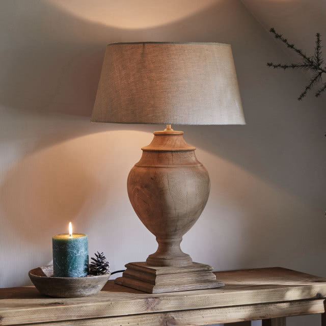 drewniana lampa na komodzie