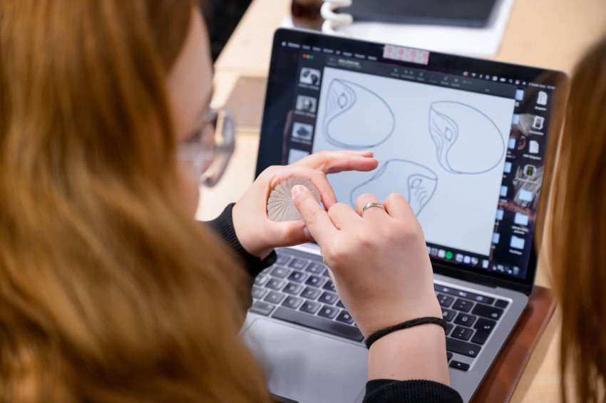 Studentka pracująca nad wizjerem ze szkła...