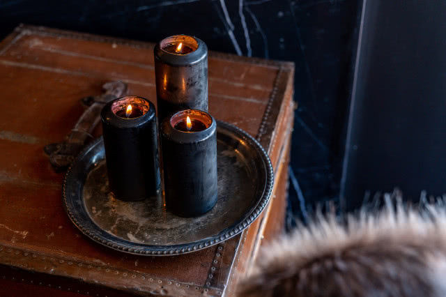 czarne świeczki na Halloween