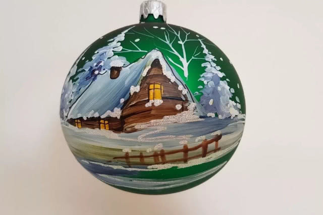 malowana bombka w starą chatę i płot