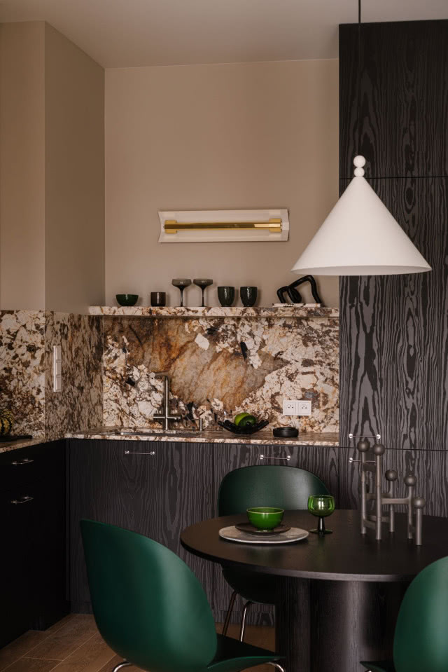 ciemnobrązowe szafki w kuchni i ciemny stół