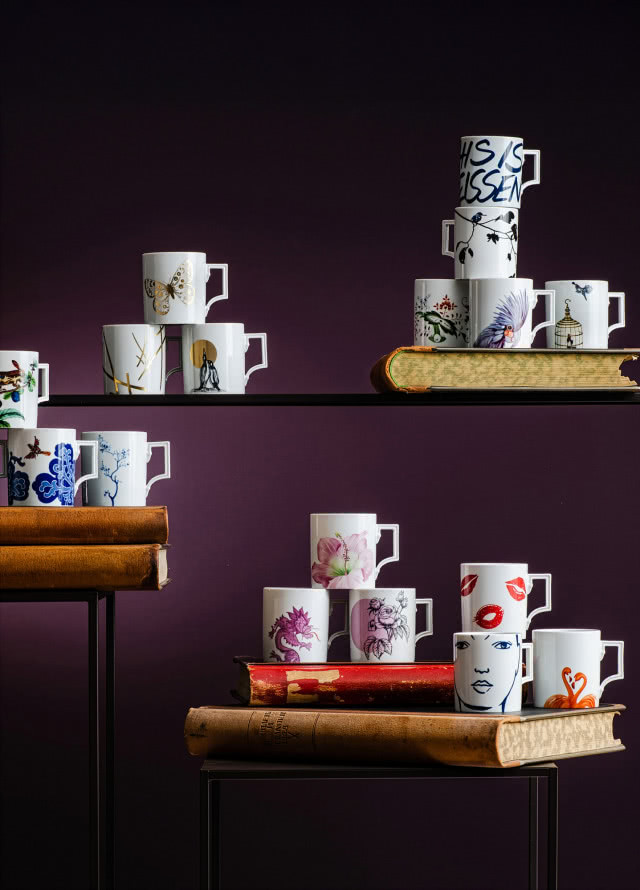 Założona w 1710 roku w Miśni, niedaleko
Drezna, manufaktura Meissen stworzyła
własny kanon porcelanowego piękna.
Od ponad trzech stuleci inspiruje
projektantów i artystów. Mimo współczesnego
motywu na kubkach poniżej
nadal zachowuje tradycyjne elementy,
takie jak na przykład klasyczne uszko.