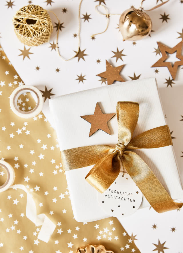 Pakowanie prezentów - biel i złoto